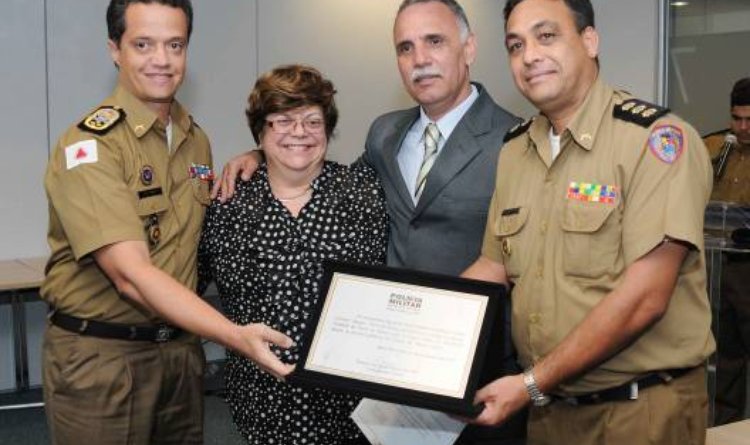 Cel. Renato e Ana Lúcia Gazzola premiam representantes de Patos de Minas