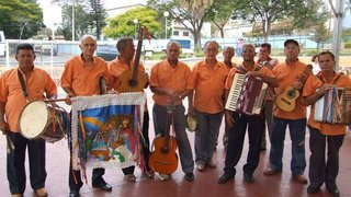 Em Itaúna, grupo de músicos acompanha o cortejo da festa