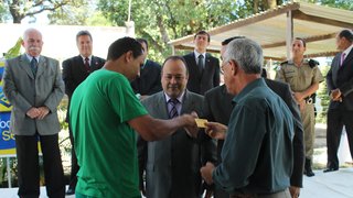 Detentos recebem cartão bancário e certificados de curso de piscicultura
