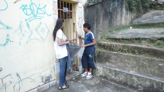 Alunos orientam moradores do bairro Dom Bosco sobre o trabalho de prevenção aos focos do mosquito