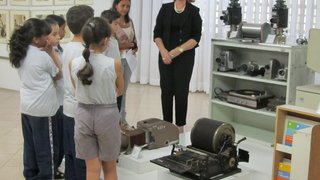 Entre as peças do Museu da Escola estão equipamentos como o retroprojetor e o mimeógrafo