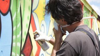 Os jovens utilizam a técnica do grafite para fazer as pinturas