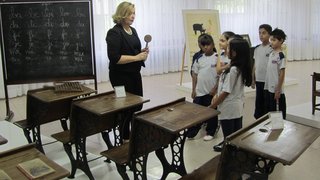Dia de aula prática sobre a história da educação em Minas
