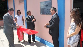 Representantes da Sete, Senac e Sincovaga descerram placa durante inauguração da Padaria Escola