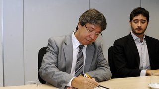 Antonio Jorge de Souza Marques e Gabriel Azevedo durante assinatura do termo de cooperação técnica