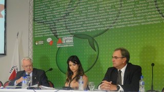 Carlos Velloso, Margareth Travessoni e Gil Castello Branco, durante conferência em Caeté