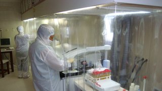 Na Sala Limpa, ambiente tem controle rígido para evitar a contaminação das amostras
