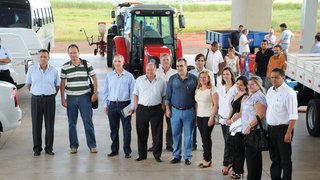 Narcio Rodrigues e autoridades recebem equipamentos agrícolas da Embrapa destinados ao NURII