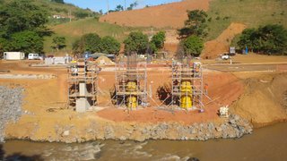 Obras para a construção da ponte sobre o Rio Xopotó, no município de Guidoval