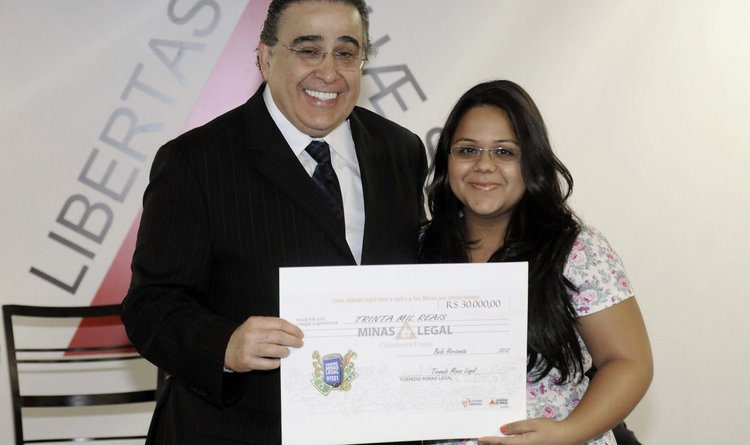 Vice-governador entregou o prêmio de R$ 30 mil a Ruth Marcela Teixeira, premiada no sorteio semanal