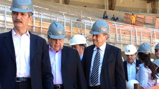 Aldo Rebelo, Alberto Pinto Coelho e o prefeito da capital, Marcio Lacerda, durante visita às obras