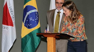 Secretário-adjunto de Planejamento, Paulo Sérgio Alves, e Renata Vilhena, durante solenidade