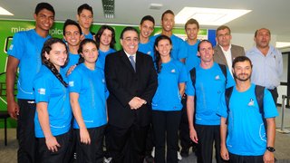 Vice-governador e atletas beneficiados pelo Minas Olímpica Oficina de Esportes