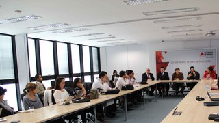 Delegação colombiana se reúne com representantes da UEMG e da ALMG