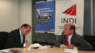 Executivo da Laticínios PJ, Estevão Andrade, com o diretor do Indi, Maurício Cecílio