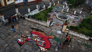Artistas de Ouro Preto levam tradição dos tapetes devocionais para a França