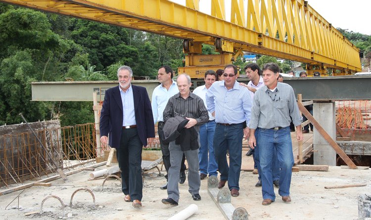 Secretário Carlos Melles e José Elcio Santos Monteze vistoriaram as obras em Guidoval