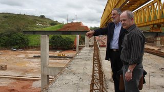 Secretário Carlos Melles e José Elcio Santos Monteze vistoriaram as obras em Guidoval