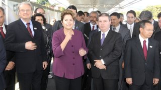 Anastasia e Dilma durante visita à linha férrea