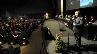 Governador discursa na abertura do Congresso do Iclei, em Belo Horizonte.