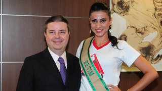 Representante de Betim, Renata Oliveira Costa, ao lado do governador Anastasia