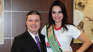 Representante de Brumadinho, Priscila da Silva Oliveira, ao lado do governador Anastasia