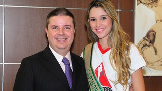 Representante de Capinópolis, Samara Cristina da Silva, ao lado do governador Anastasia
