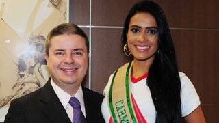 Representante de Carmo da Mata, Priscilla Andrade Chagas, ao lado do governador Anastasia