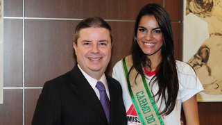 Representante de Carmo do Cajuru, Rosana Simões Ferreira, ao lado do governador Anastasia