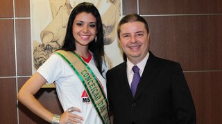 Representante de Conceição das Alagoas, Marcelle Moreira Paulino, ao lado do governador Anastasia