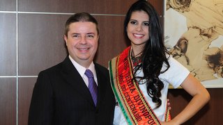 Representante de Divinópolis, Luiza Gontijo Azevedo, ao lado do governador Anastasia