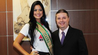 Representante de Itaúna, Brenda Moreira Gonçalves Lopes, ao lado do governador Anastasia