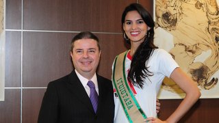 Representante de Ituiutaba, Aparecida Faria da Silva, ao lado do governador Anastasia