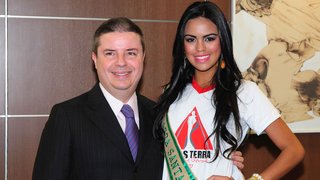 Representante de Lagoa Santa, Raphaela Vieira Nunes da Silva, ao lado do governador Anastasia