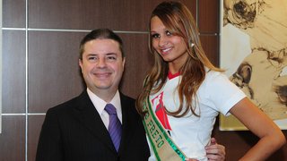 Representante de Ouro Preto, Michelle Cristine Santos Mapa, ao lado do governador Anastasia