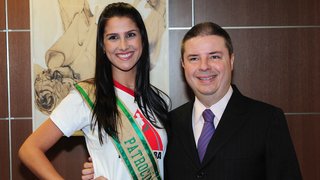Representante de Patrocínio, Poliana Mara de Souza, ao lado do governador Anastasia