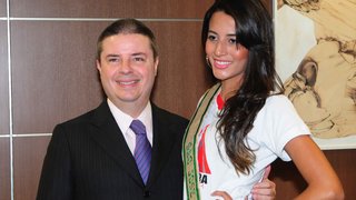 Representante de São José da Barra, Karina Aparecida Campos, ao lado do governador Anastasia