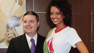Representante de Timóteo, Karen Porfiro Rosário, ao lado do governador Anastasia