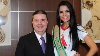 Representante de Uberaba, Bárbara Souza Silva, ao lado do governador Anastasia