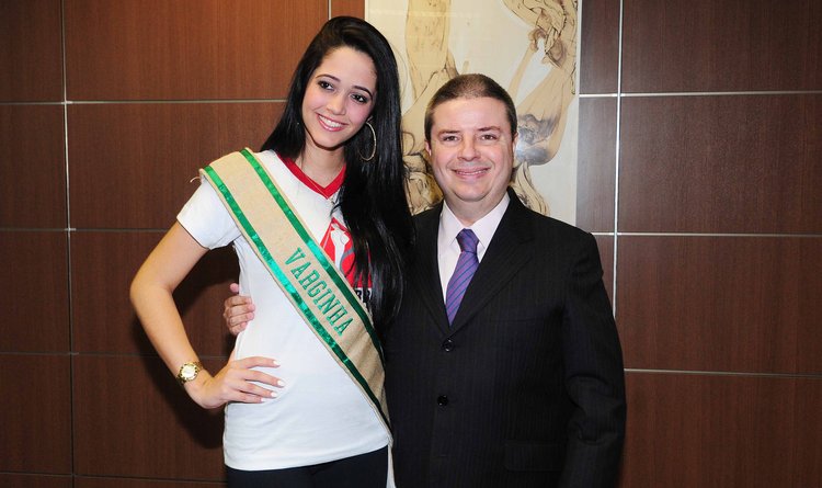 Representante de Varginha, Caroline Dias Caetano, ao lado do governador Anastasia