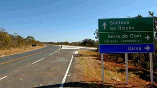 O trecho liga Santana do Riacho ao entroncamento com a rodovia MG-010 na região Central