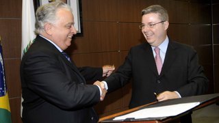 Anastasia cumprimenta o presidente da Fiemg, Olavo Machado Júnior