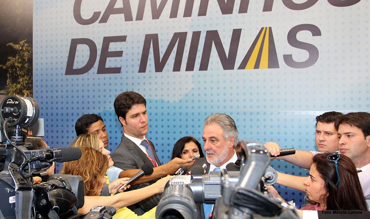 Ao centro, o secretário de Estado de Transportes de Obras Públicas, Carlos Melles