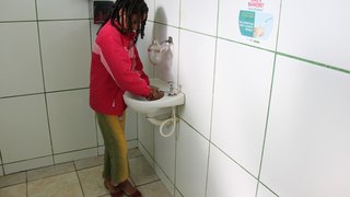 Lavar as mãos várias vezes ao dia com água e sabão é uma medida de prevenção