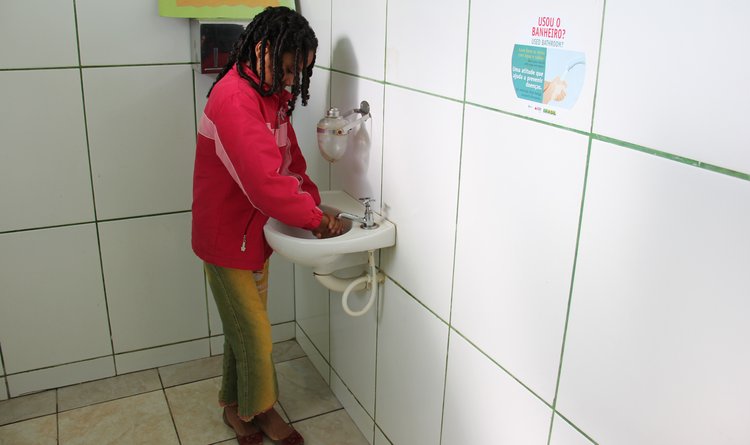 Lavar as mãos várias vezes ao dia com água e sabão é uma medida de prevenção