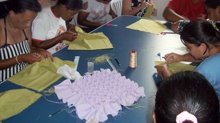 Na oficina de artesanato do CRAS de Piracema, beneficiadas aprendem várias técnicas