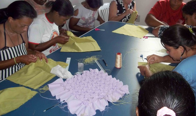 Na oficina de artesanato do CRAS de Piracema, beneficiadas aprendem várias técnicas