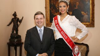 O governador recebeu a Miss Minas Gerais no Palácio da Liberdade