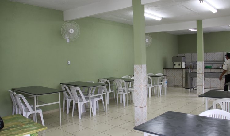 O refeitório, destinado aos agentes penitenciários, tem 80 m² e comporta 40 pessoas ao mesmo tempo