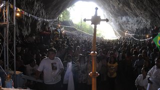 Peregrinos participam de missa na Gruta da Pedra Santa, Catuné